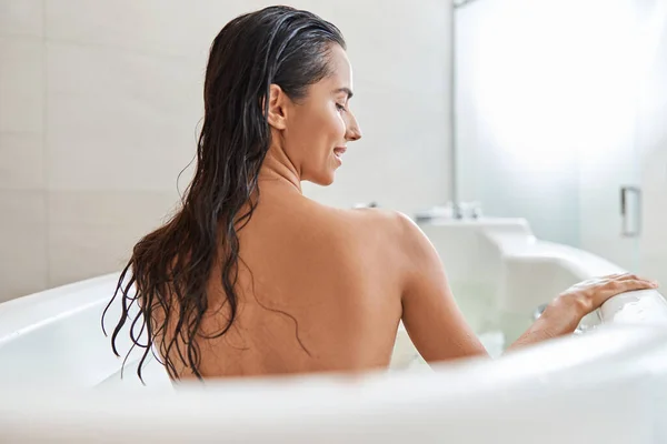 Belle jeune femme prenant un bain à la maison — Photo