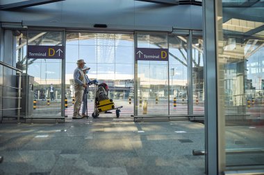 Havaalanında bagajı olan iki turist.