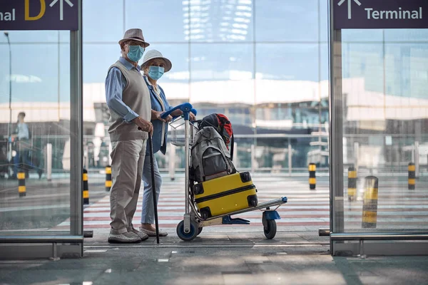 Duas pessoas idosas no terminal do aeroporto — Fotografia de Stock