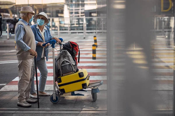 Resenärer står vid flygplatsterminalens ingång — Stockfoto