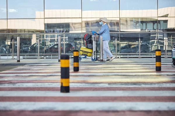 Dois idosos que passam pelo prédio do terminal do aeroporto — Fotografia de Stock