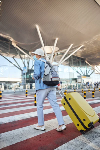 Viajante sênior caminhando pela travessia da zebra — Fotografia de Stock