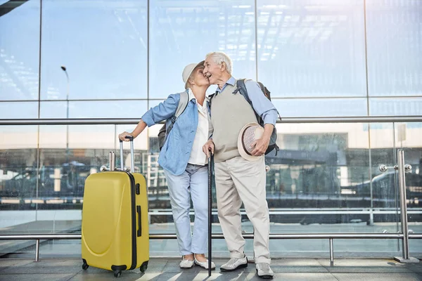 Mujer apasionada dándole un beso a un anciano —  Fotos de Stock