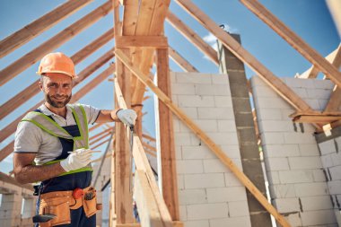 Yakışıklı sakallı adam kameraya bakıyor.