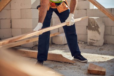 Erkeğin eline yakın tut şu kirişi