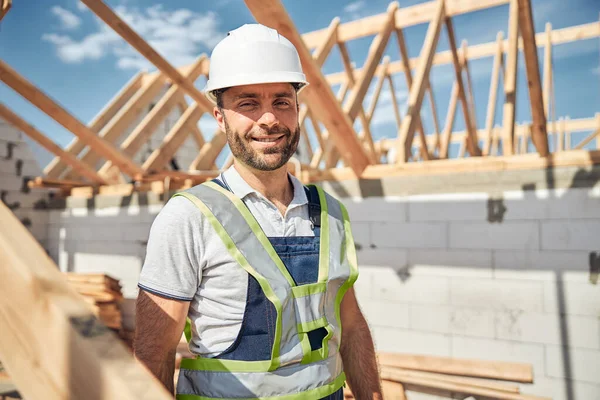 Positivo construtor encantado olhando direto para a câmera — Fotografia de Stock