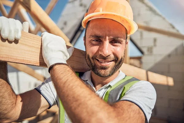 Knappe man met baard poseren op camera — Stockfoto