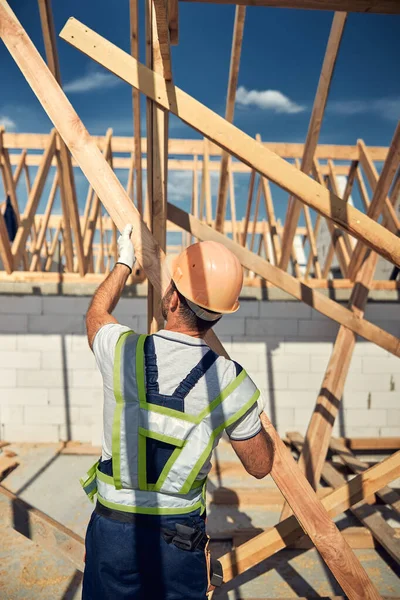 Construtor ocupado vai martelar o feixe — Fotografia de Stock