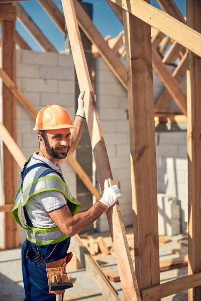 Positivo encantado barbudo homem posando na câmera — Fotografia de Stock