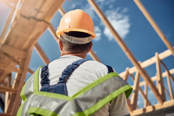 Close-up van brunette man die kijken naar de hemel — Stockfoto