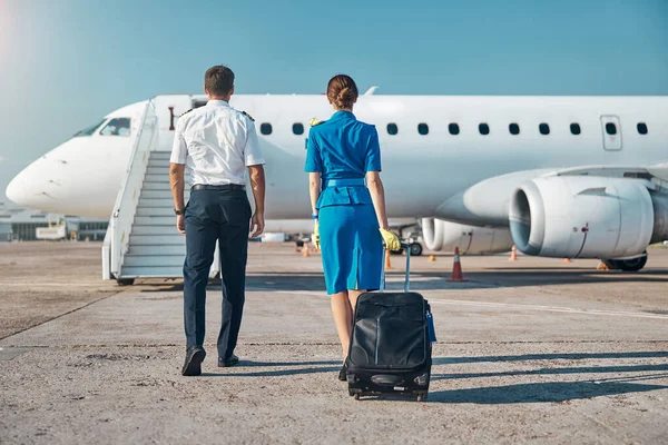 Pilot ve hostes iş gezisinden önce uçağa biniyorlar.
