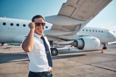 Neşeli çekici pilot uçmayı dört gözle bekliyor.