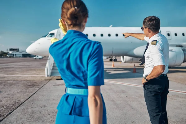 Tripulación del avión de pasajeros parado en la pista — Foto de Stock