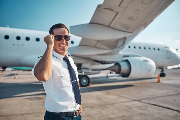 Piloto atraente alegre ansioso para o voo — Fotografia de Stock