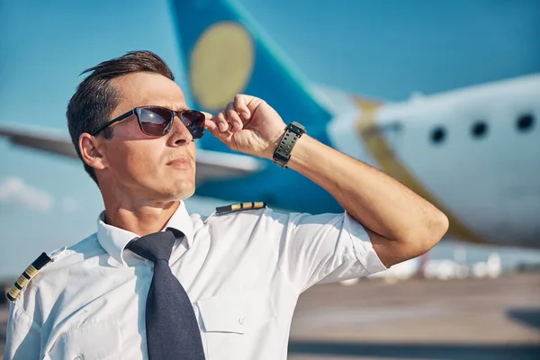 Jovem piloto bonito pronto para voar jato — Fotografia de Stock