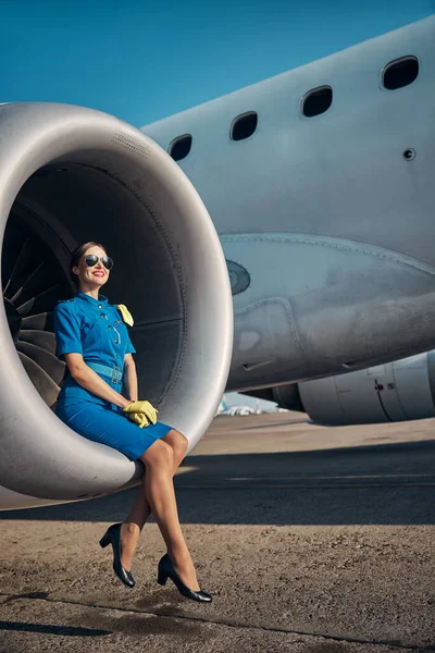 Счастливые молодые стюардессы отдыхают на реактивной турбине — стоковое фото