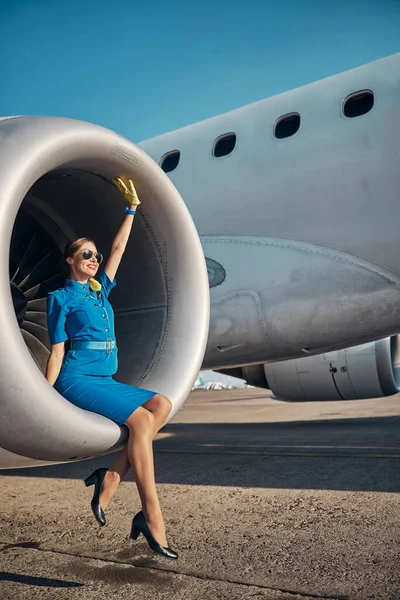 Azafata feliz relajarse en la turbina de chorro al aire libre — Foto de Stock