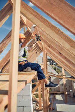 Sitesinde mezura kullanan uzman inşaatçı