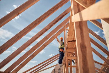 İnşaat alanındaki işi kontrol eden ciddi bir ustabaşı.