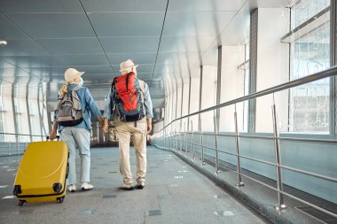 Havaalanında bekleyen iki yaşlı turist.