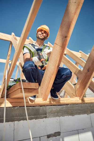 Tipo jovem homem pessoa trabalhando como construtor — Fotografia de Stock