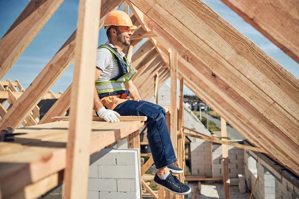 Aardige jonge man met baard op zoek naar een prachtig uitzicht — Stockfoto