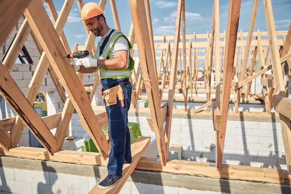 Pessoa masculina alegre trabalhando na construção de sua casa — Fotografia de Stock
