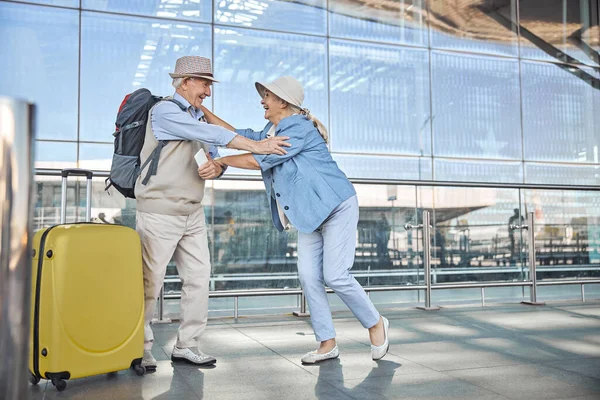 Senior senhora encontrando um velho amigo ao ar livre — Fotografia de Stock