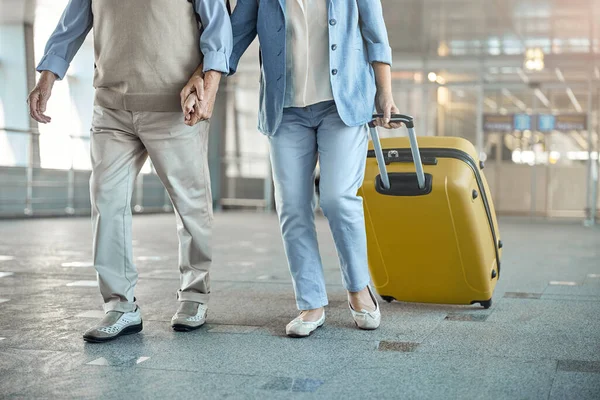 El hombre y su esposa con equipaje —  Fotos de Stock