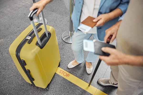 Pareja de turistas mayores de pie en la terminal del aeropuerto —  Fotos de Stock
