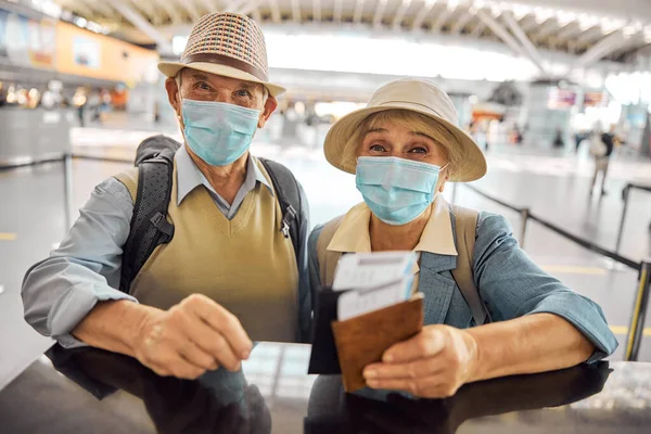 2人の高齢者の乗客が飛行機にチェックイン — ストック写真