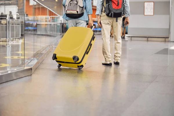 Hombre con pasaporte y mujer con maleta — Foto de Stock