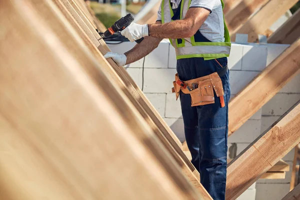 Perforación masculina del constructor en el marco de madera — Foto de Stock