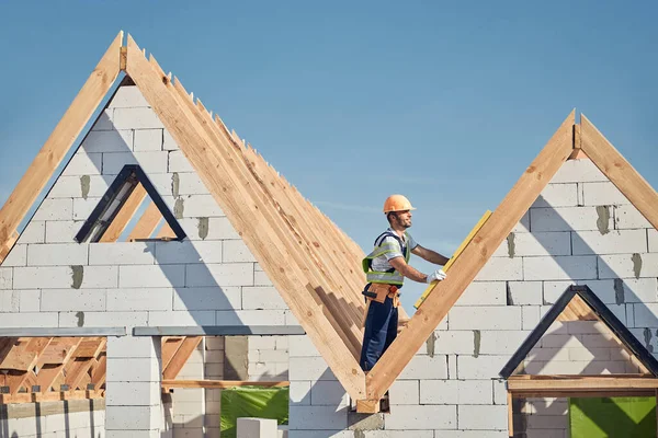 Professioneller Bauarbeiter steht auf einem Gebäude — Stockfoto