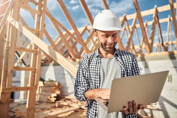 Homem bonito encarregado da gestão da construção — Fotografia de Stock