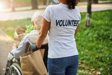 Kadın sosyal hizmetler görevlisi son sınıf öğrencisiyle ilgileniyor.