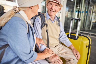 İki yaşlı Kafkasyalı dışarıda birlikte oturuyor.