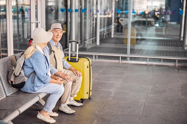 Dois viajantes idosos sentados no banco — Fotografia de Stock