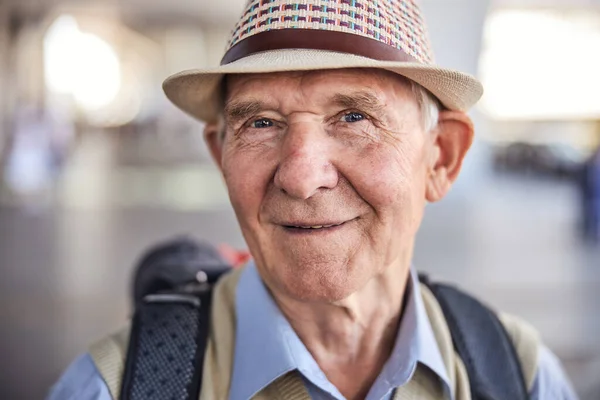 Senior turista caucásico con equipaje mirando hacia el futuro —  Fotos de Stock