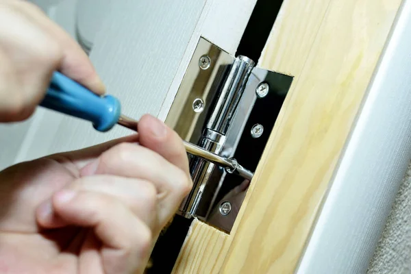 Trabajador Haciendo Renovaciones Hogar Instala Bisagras Puerta Con Destornillador —  Fotos de Stock