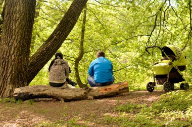 Doğası gereği çocuklu genç bir aile.