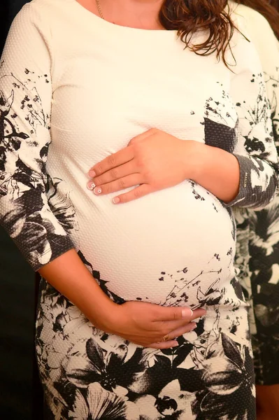 Jeune Femme Enceinte Avec Ventre Dans Une Belle Robe — Photo