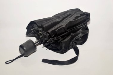 siyah erkek şemsiye yağmurdan sonra