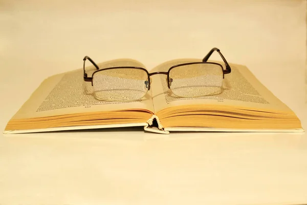 Kitap Okuma Gözlükleri Beyaz Arkaplanda — Stok fotoğraf