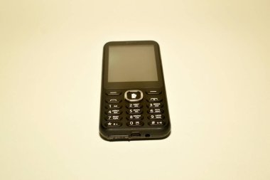 USB soketli siyah düğmeli cep telefonu