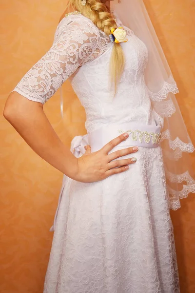 Bride Demonstrates Beautiful Fashionable Wedding Dress — Stock Photo, Image