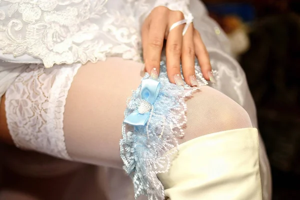 Bruid Zet Een Bruiloft Kousenband Haar Been — Stockfoto