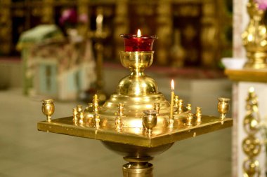 Kilise şamdanında yanan mum.