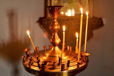 Kilise şamdanında mum yakmak.