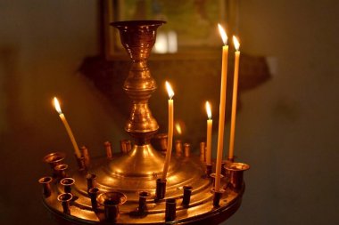 Kilise şamdanında yanan mum.